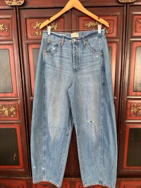 Universal Thread Two-Tone Light Blue Barrel Jeans